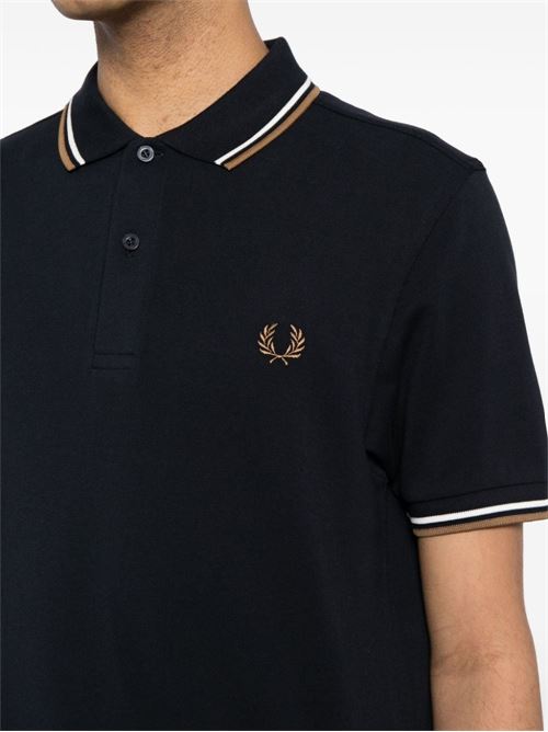 Polo manica corta con doppio bordino e logo ricamato FRED PERRY | M3600U86